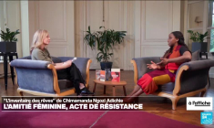Chimamanda Ngozi Adichie, auteure nigériane : "L’amitié féminine est un acte révolutionnaire"