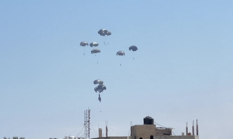 Des avions larguent de l'aide humanitaire sur Gaza