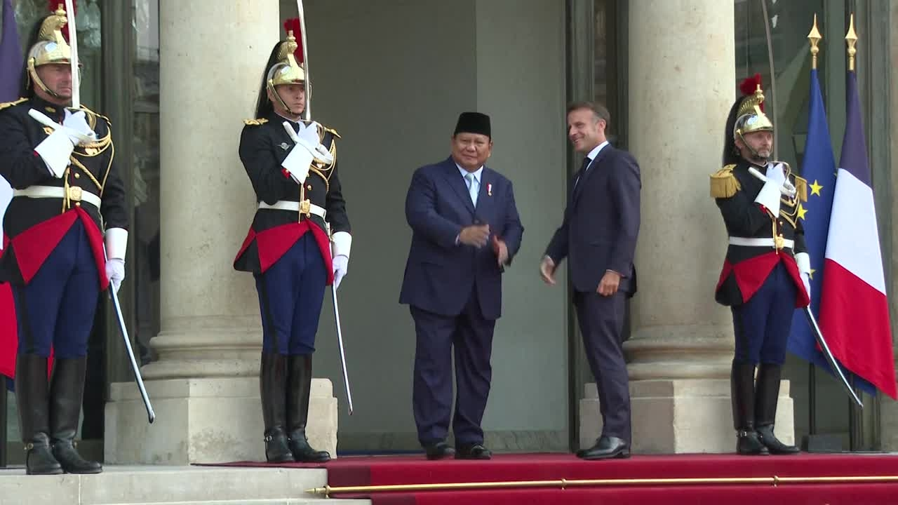 Macron reçoit à l'Élysée son homologue indonésien Prabowo Subianto