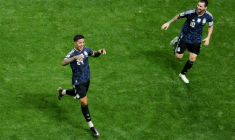 Le milieu de terrain argentin Enzo Fernandez (à gauche) et l'attaquant Lionel Messi (à droite) lors de la demi-finale remportée contre l'Angleterre le 15 juillet 2026 à Atlanta ( AFP / PATRICIA DE MELO MOREIRA )