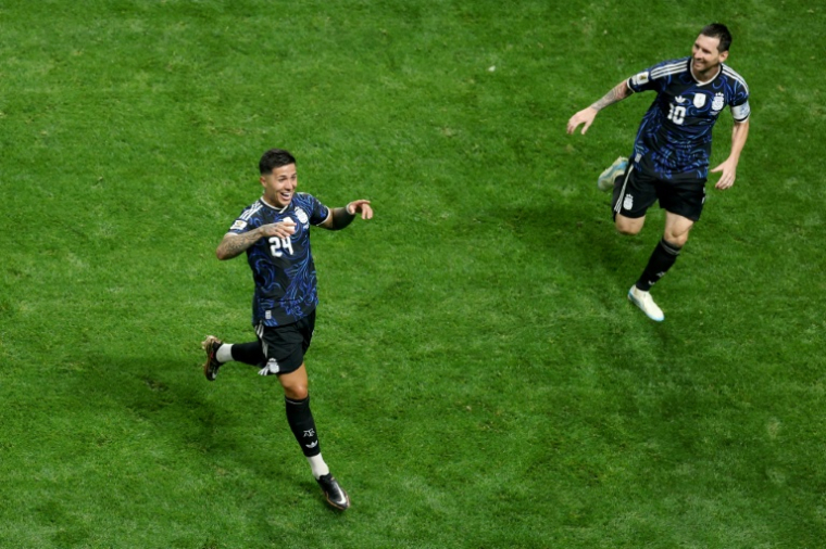Le milieu de terrain argentin Enzo Fernandez (à gauche) et l'attaquant Lionel Messi (à droite) lors de la demi-finale remportée contre l'Angleterre le 15 juillet 2026 à Atlanta ( AFP / PATRICIA DE MELO MOREIRA )