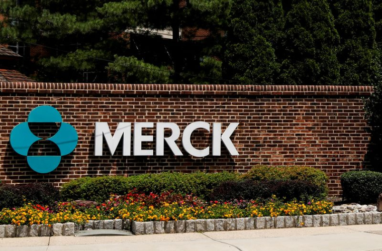 PHOTO D'ARCHIVES : Le logo de Merck est visible à l'entrée du campus de Merck & Co à Rahway, dans le New Jersey.