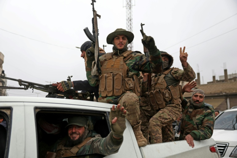 Des troupes syriennes dans les rues de Tabqa, ville prise aux Kurdes, le 18 janvier 2026. ( AFP / OMAR HAJ KADOUR )