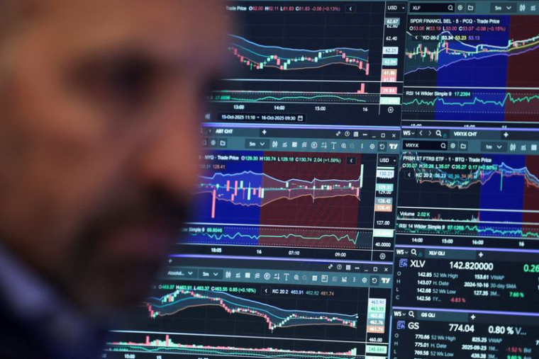Un trader sur le parquet du New York Stock Exchange à New York City