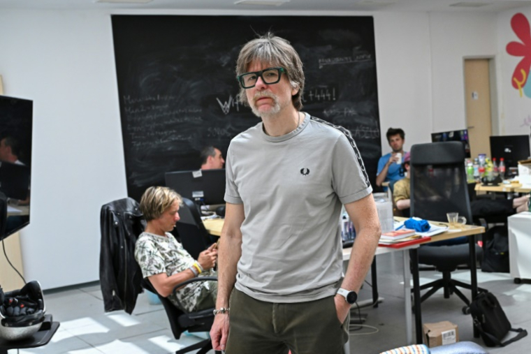 Le rédacteur en chef du site d'information hongrois 444, Peter Uj, le 3 juin 2025 à Budapest ( AFP / ATTILA KISBENEDEK )