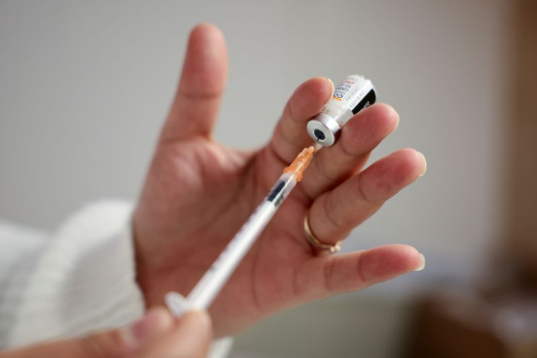 LA HAS RECOMMANDE UN VACCIN ANTI-COVID PÉRIODIQUE POUR LES PLUS FRAGILES