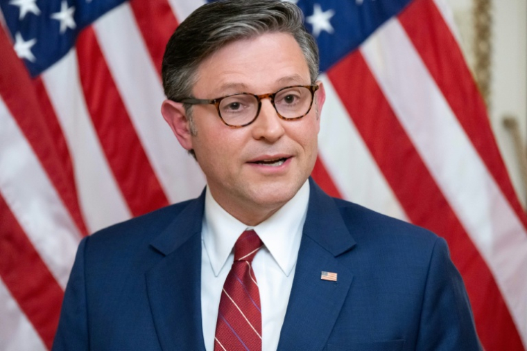Le président républicain de la Chambre des représentants, Mike Johnson, parle à la presse depuis le Capitole de Washington, le 12 novembre 2025 ( AFP / SAUL LOEB )
