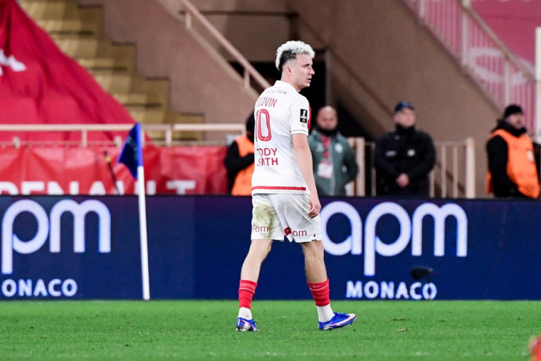Sébastien Pocognoli énervé par le rouge d'Aleksandr Golovin