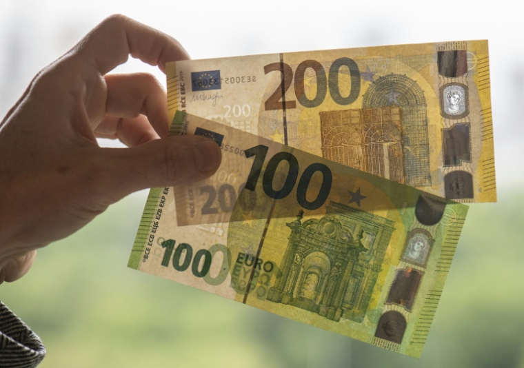 Des billets de 100 et 200 euros, mai 2019 ( dpa / Boris Roessler )