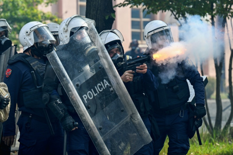 Des policiers tirent des gaz lacrymogènes sur des manifestants à Tirana, le 15 octobre 2026 en Albanie ( AFP / Armend NIMANI                      )