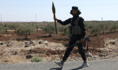 Un membre des forces de sécurité syriennes sur une route proche du village druze d'Al-Mazraah, dans le sud de la Syrie, le 14 juillet 2025 ( AFP / Bakr ALkasem )