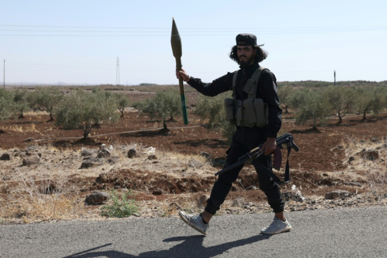 Un membre des forces de sécurité syriennes sur une route proche du village druze d'Al-Mazraah, dans le sud de la Syrie, le 14 juillet 2025 ( AFP / Bakr ALkasem )