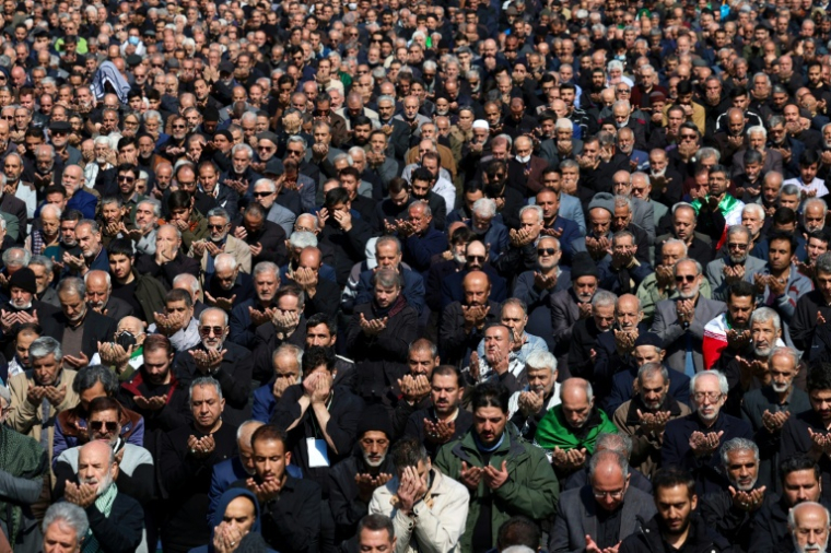 Une foule rassemblée pour la prière du vendredi dans l'enceinte de la mosque de Mosalla à Téhéran, le 6 mars 2026 en Iran ( AFP / - )