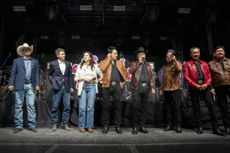 (g-d) Les candidats démocrates Bobby Pulido, James Talarico et Gina Hinojosa, et des membres du groupe norteño mexicain "Los Tigres del Norte" lors d'un rassemblement de campagne pour les élections de mi-mandat à Weslaco, au Texas, le 25 octobre 2026 ( AFP / Gabriel V. Cardenas )