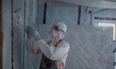 Un médecin administre un sérum à un patient atteint de la maladie à virus Ebola au centre de traitement Ebola (CTE) de Rwampara, le 13 juillet 2026 à Bunia, dans la province de l'Ituri, en RDC ( AFP / BENEDICTION MURHABAZI )
