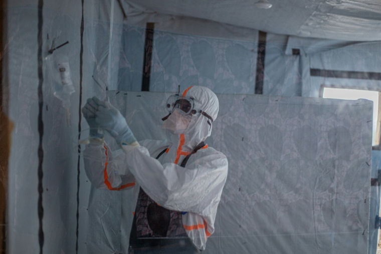 Un médecin administre un sérum à un patient atteint de la maladie à virus Ebola au centre de traitement Ebola (CTE) de Rwampara, le 13 juillet 2026 à Bunia, dans la province de l'Ituri, en RDC ( AFP / BENEDICTION MURHABAZI )