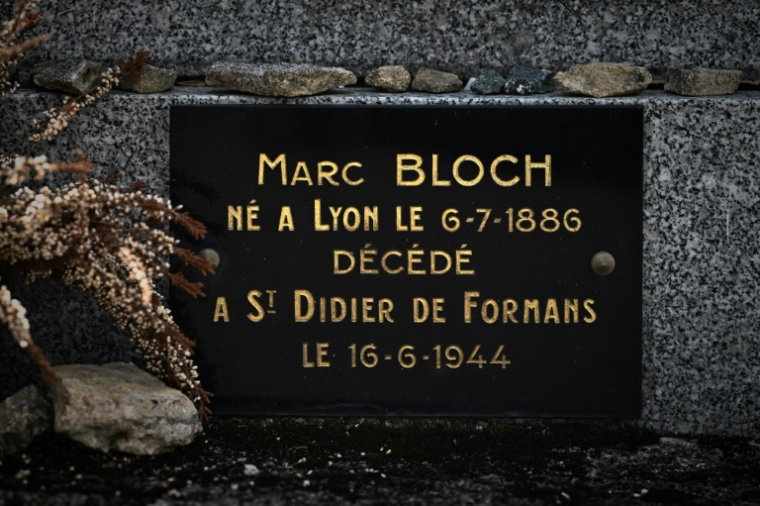 La tombe de l'historien Marc Bloch au cimetière du Bourg-d'Hem, dans la Creuse, le 1er juin 2026 ( AFP / Philippe LOPEZ )