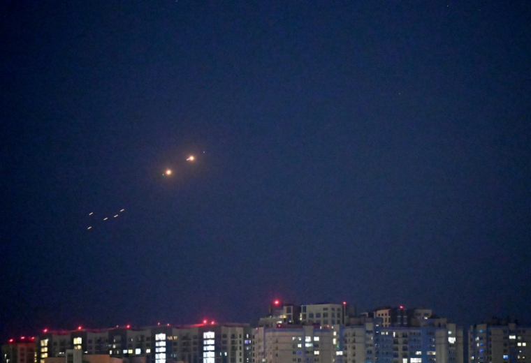 Tirs de défense antiaérienne lors d'une attaque russe sur Kiev, la capitale ukrainienne, le 18 juillet 2025 ( AFP / Sergei SUPINSKY )