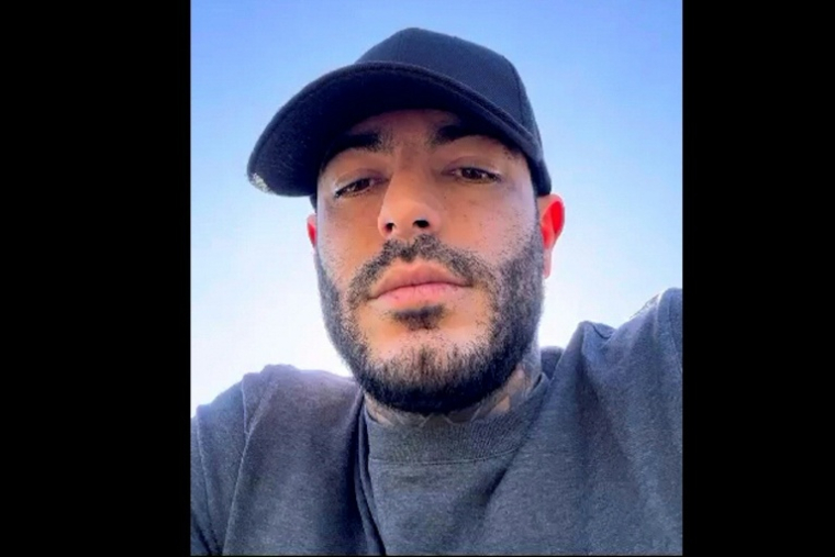 Image extraite d'une vidéo fournie par UNITEL et diffusée le 2 août 2023 montrant l'Uruguayen Sebastian Marset en train d'enregistrer une vidéo dans un lieu tenu secret ( UNITEL / Handout )