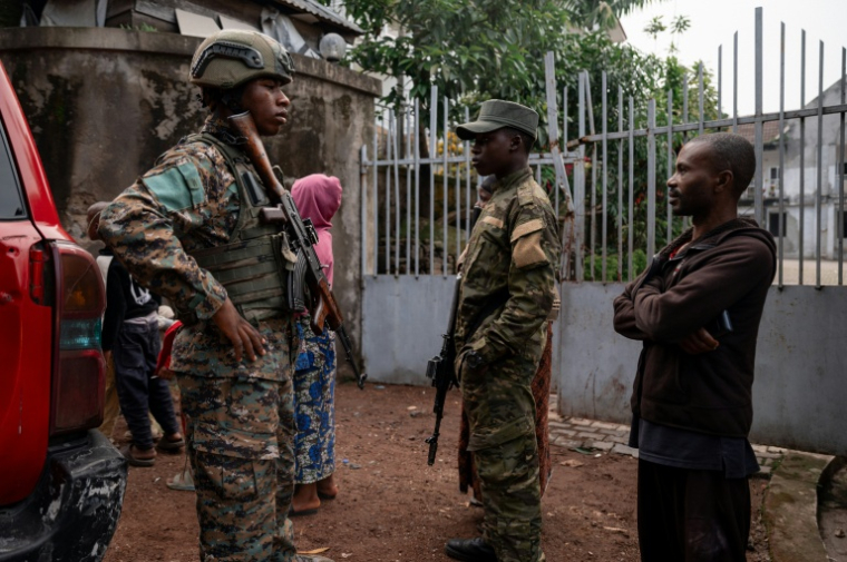 Des combattants du groupe armé M23 devant une résidence endommagée par des frappes aériennes dans l'est de la République démocratique du Congo (RDC), à Goma, le 11 mars 2026 ( AFP / Jospin Mwisha )