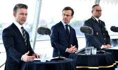 Le ministre suédois de la Défense Pål Jonson (à gauche), le Premier ministre suédois Ulf Kristersson (centre) et le chef d’état-major des armées de la Suède, Michael Claesson, lors d'une conférence de presse à Stockholm, le 19 mai 2026 ( TT News Agency / Lars SCHRODER )