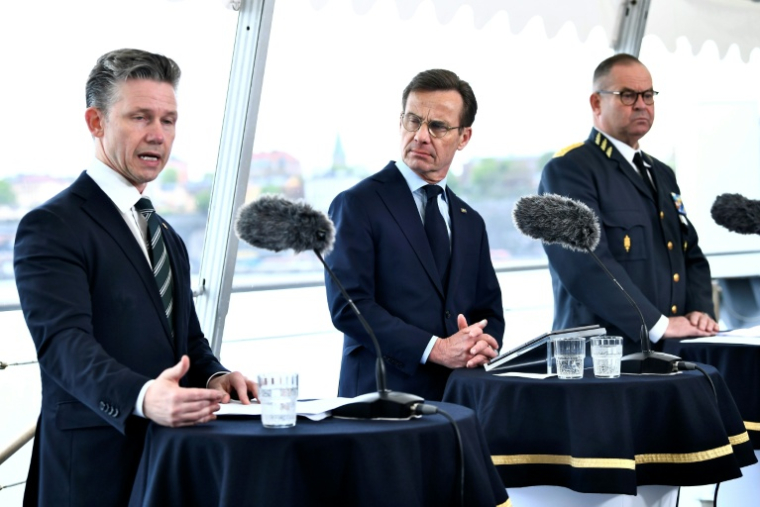 Le ministre suédois de la Défense Pål Jonson (à gauche), le Premier ministre suédois Ulf Kristersson (centre) et le chef d’état-major des armées de la Suède, Michael Claesson, lors d'une conférence de presse à Stockholm, le 19 mai 2026 ( TT News Agency / Lars SCHRODER )