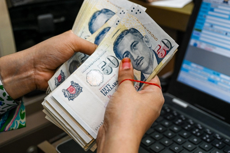 Des dollars singapouriens (illustration) ( AFP / ROSLAN RAHMAN )