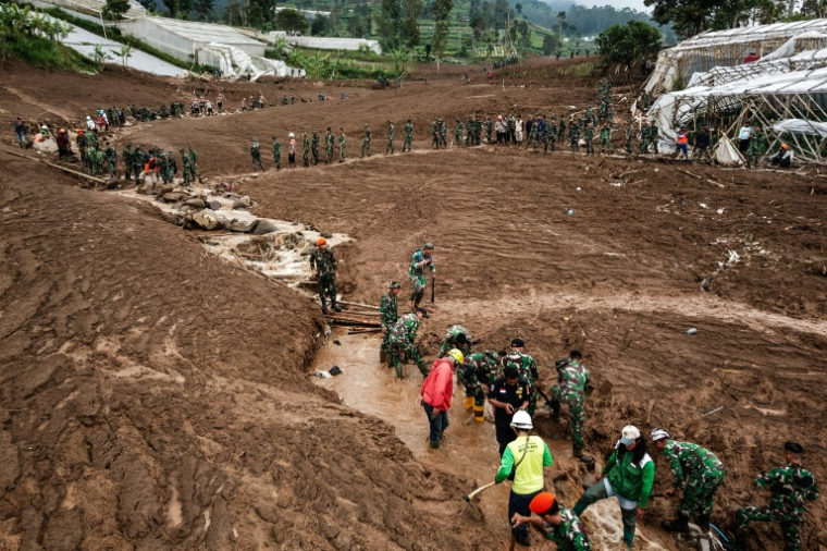 Les secours sur le site d'un glissement de terrain dans le village de Pasirlangu, près de Bandung, en Indonésie, le 25 janvier 2026 ( AFP / Timur Matahari )