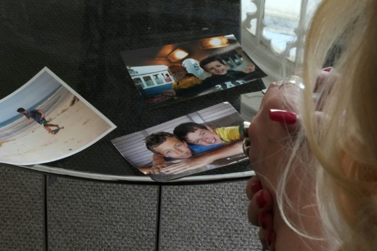 Image tirée d'une vidéo de l'AFPTV montrant Deborah Casserly regardant des photos de son fils Barney, à Priory Hospital à Roehampton, dans le sud-ouest de Londres, le 6 février 2025 ( AFPTV / Julie EZVAN )
