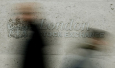 Des piétons passent devant le London Stock Exchange dans la City de Londres