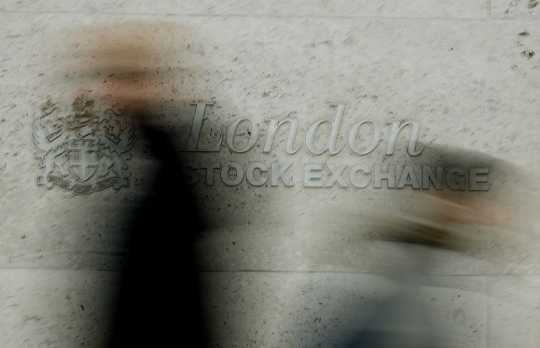 Des piétons passent devant le London Stock Exchange dans la City de Londres