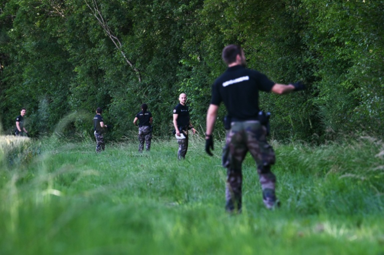 Des gendarmes participent aux recherches de Lyhanna, une collégienne disparue depuis le 29 mai, à Fleurance, le 1er juin 2026 dans le Gers ( AFP / Matthieu RONDEL )