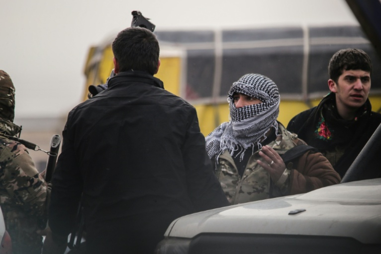 Combattants kurdes à l'entrée de Tabqa, dans le nord de la Syrie, le 17 janvier 2026 ( AFP / Delil SOULEIMAN )