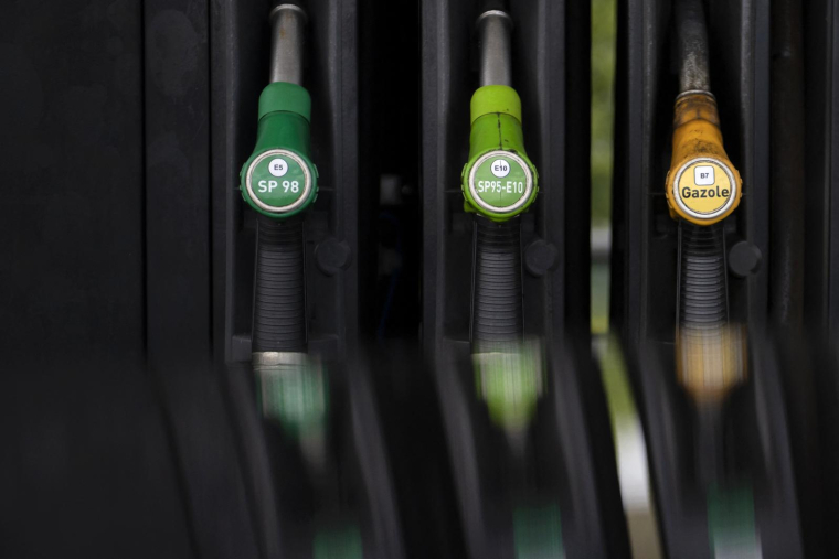 La remise-carburant du gouvernement va de 15 à 18 centimes d'euro par litre (illustration) ( AFP / FRED TANNEAU )