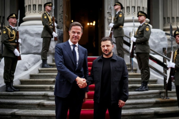 Cette photographie, prise et publiée par le service de presse présidentiel ukrainien le 22 août 2025, montre le président ukrainien Volodymyr Zelensky et le secrétaire général de l'OTAN Mark Rutte à Kiev ( UKRAINIAN PRESIDENTIAL PRESS SERVICE / Handout )