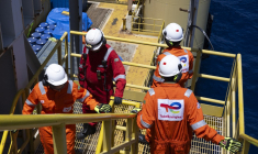 Des employés de TotalEnergies, sur un site pétrolier offshore du champ de Lapa, au large du Brésil (illustration) ( AFP / PABLO PORCIUNCULA )