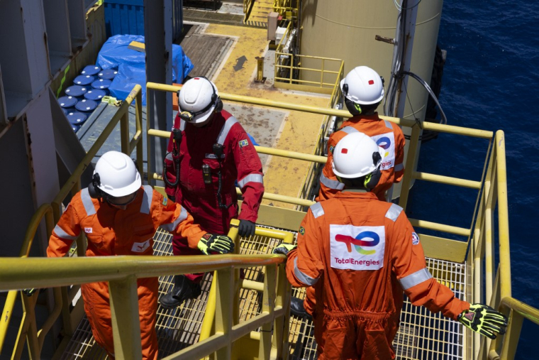 Des employés de TotalEnergies, sur un site pétrolier offshore du champ de Lapa, au large du Brésil (illustration) ( AFP / PABLO PORCIUNCULA )