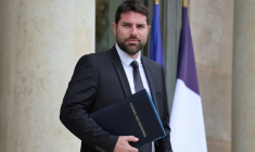Le ministre français du Logement, Vincent Jeanbrun, quitte le palais de l'Élysée à Paris après la réunion hebdomadaire du Conseil des ministres, le 10 juin 2026 ( AFP / Ludovic MARIN )