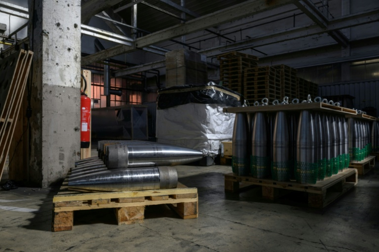 Des obus dans l'atelier des Forges de Tarbes, le 17 mars 2025 dans les Hautes-Pyrénées ( AFP / Ed JONES )