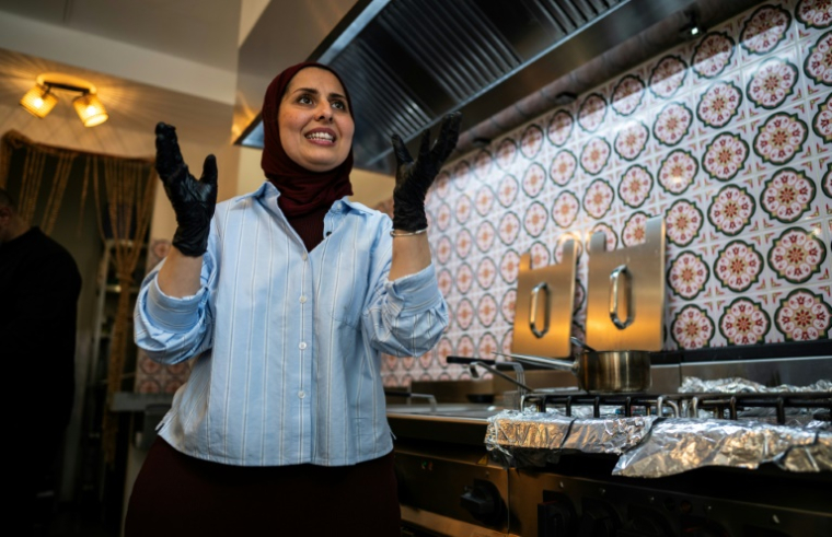 La Syrienne Malakeh Jazmati dans son restaurant à Berlin, le 6 août 2025 ( AFP / John MACDOUGALL )