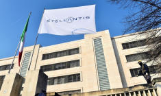 Photo du logo de Stellantis sur un drapeau