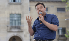 Thomas Piketty lors d’un meeting du Nouveau Front populaire à Montreuil, le 17 juin 2024. (Photo by Ludovic MARIN / AFP)