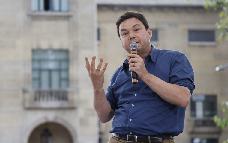 Thomas Piketty lors d&rsquo;un meeting du Nouveau Front populaire &agrave; Montreuil, le 17 juin 2024. (Photo by Ludovic MARIN / AFP)