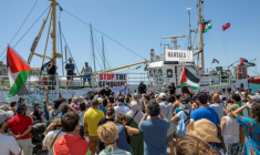 Le Handala, un nouveau bateau  transportant des militants pro-palestiniens et de l'aide humanitaire, s'apprête à quitter Syracuse, en Sicile, à destination de Gaza, le 13 juillet 2025 ( AFP / Giovanni ISOLINO )