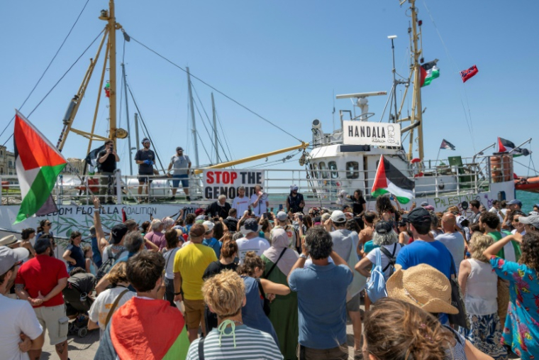 Le Handala, un nouveau bateau transportant des militants pro-palestiniens et de l'aide humanitaire, s'apprête à quitter Syracuse, en Sicile, à destination de Gaza, le 13 juillet 2025 ( AFP / Giovanni ISOLINO )