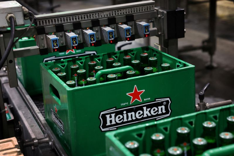 Des caisses de bière sur le tapis roulant de la brasserie Heineken à Zoeterwoude