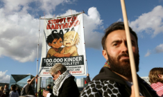 Des manifestants brandissent une pancarte portant l’inscription "Arrêtez les meurtres de bébés Gaza - 100.000 enfants tués et blessés", lors d’une manifestation propalestinienne à Berlin, le 10 octobre 2026 ( AFP / Adam BERRY )