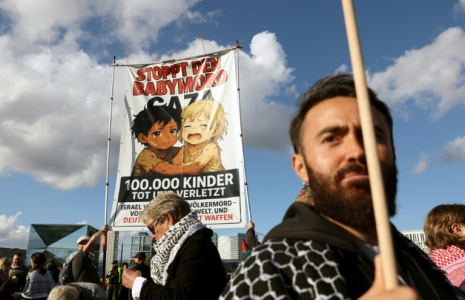Des manifestants brandissent une pancarte portant l’inscription "Arrêtez les meurtres de bébés Gaza - 100.000 enfants tués et blessés", lors d’une manifestation propalestinienne à Berlin, le 10 octobre 2026 ( AFP / Adam BERRY )