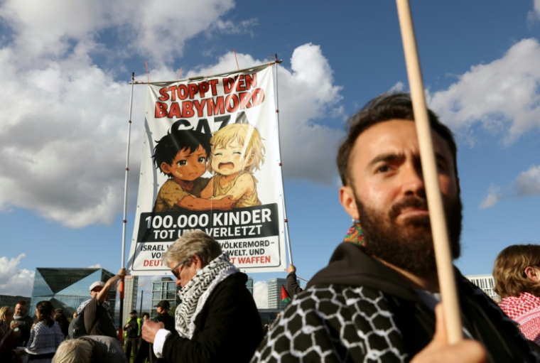 Des manifestants brandissent une pancarte portant l’inscription "Arrêtez les meurtres de bébés Gaza - 100.000 enfants tués et blessés", lors d’une manifestation propalestinienne à Berlin, le 10 octobre 2026 ( AFP / Adam BERRY )