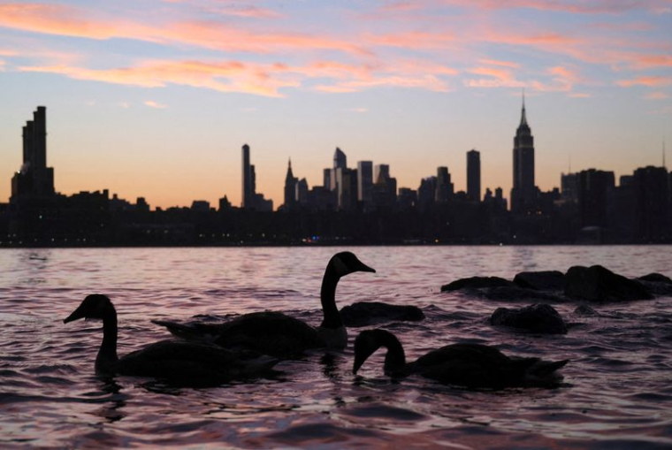 L'horizon de Manhattan pendant le coucher du soleil à New York